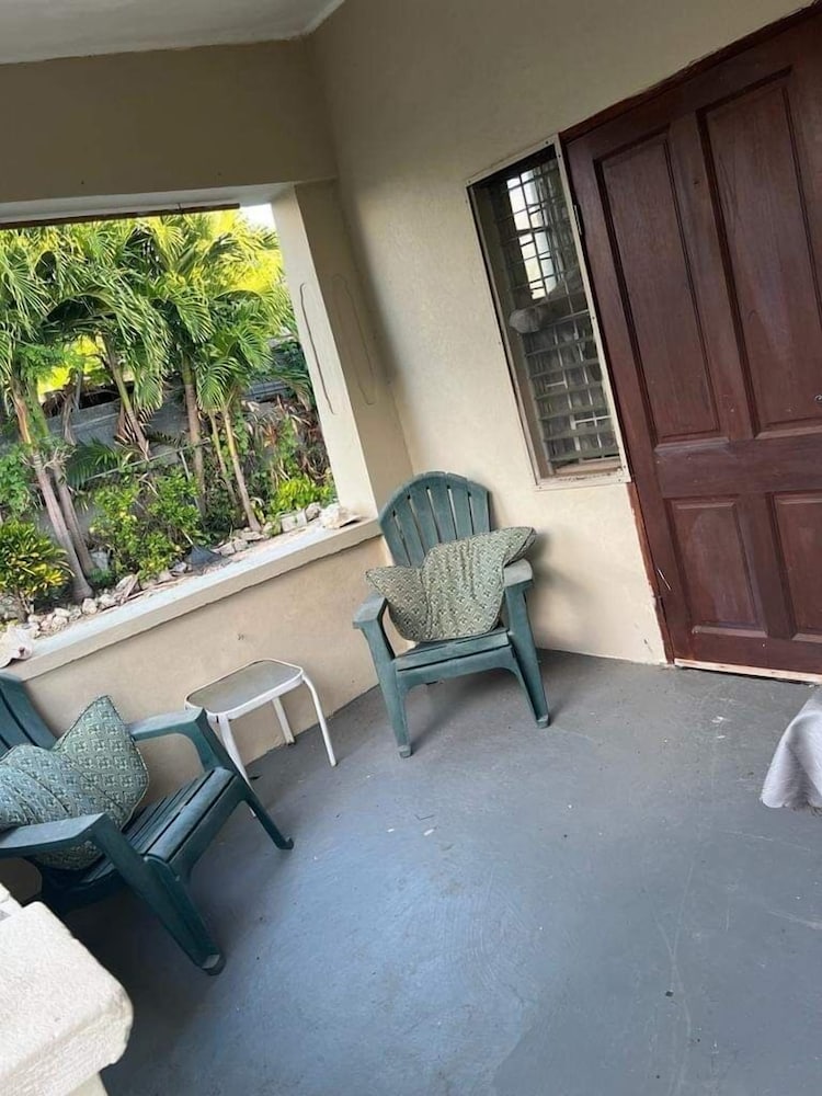 Charming 2-bed Villa in The Garden