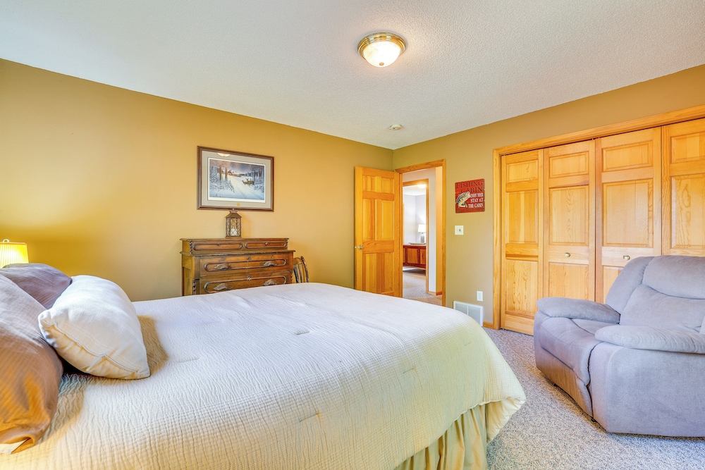 Gorgeous Lake Arbutus Getaway w/ Dock & Boat House