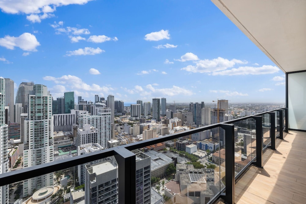 Luxurious Condo Downtown Miami Heart