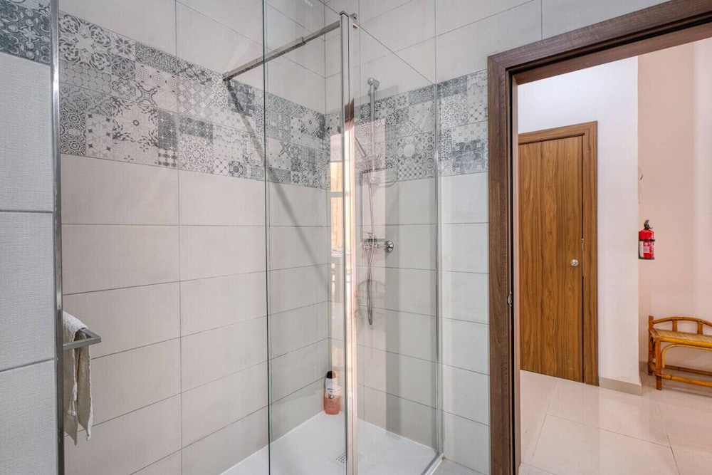 Relaxing Xaghra Apartment With BBQ Amenities