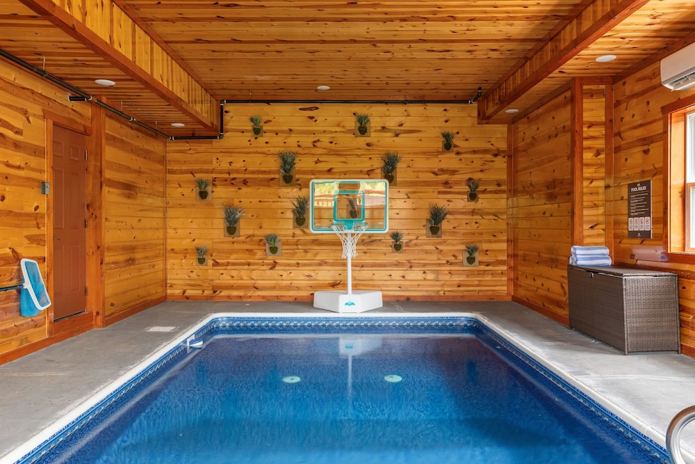 Smoky Ridge Newly Renovated Cabin w Indoor Pool Game Room Theater