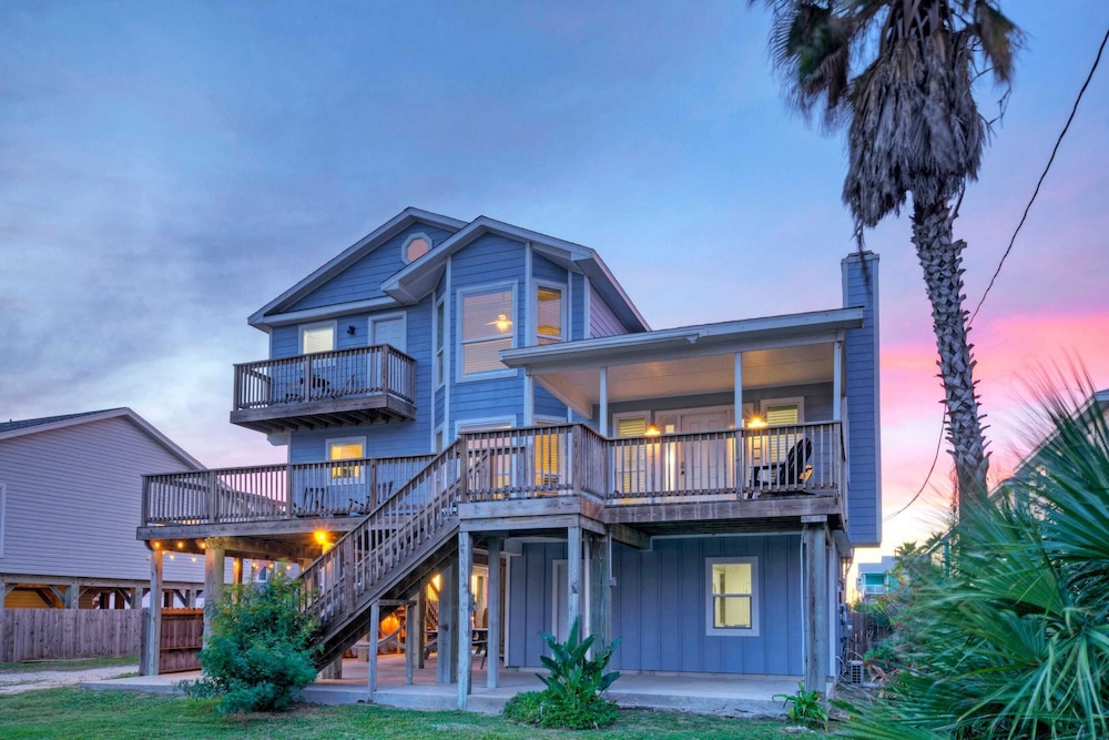 Sleeps 20! 2 Homes Near the Beach, Private Pools, Gameroom, Large Family Retreat