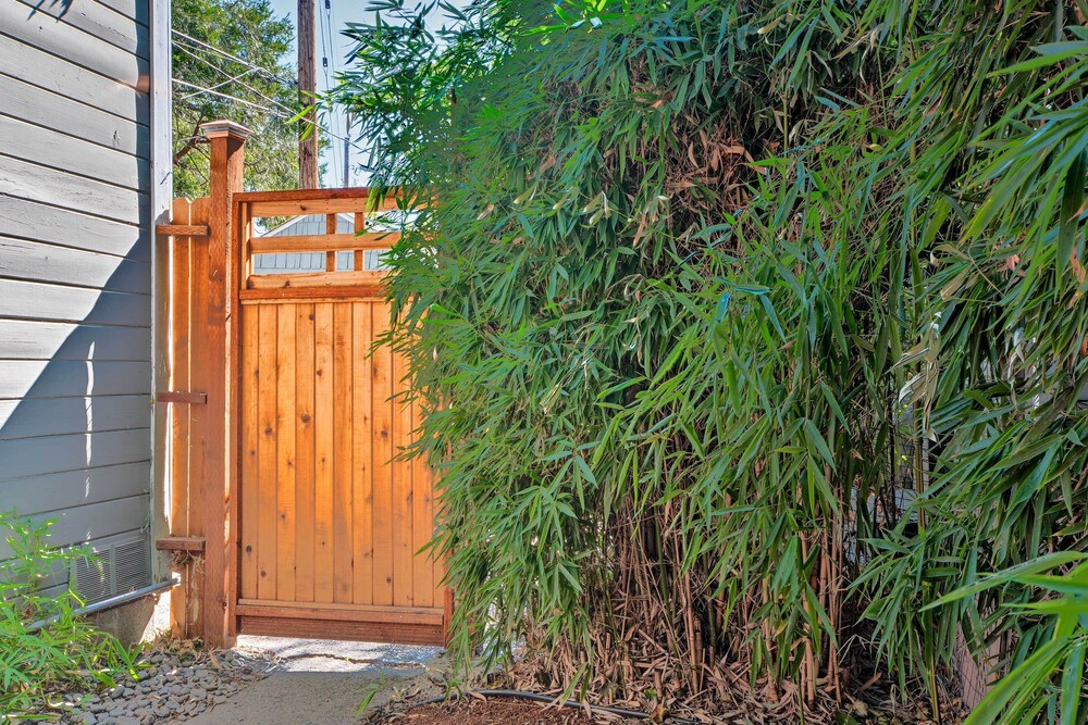 Ashland Vacations - Warm Inviting Ashland Cottage < Half-mile to SOU - Property Image 9