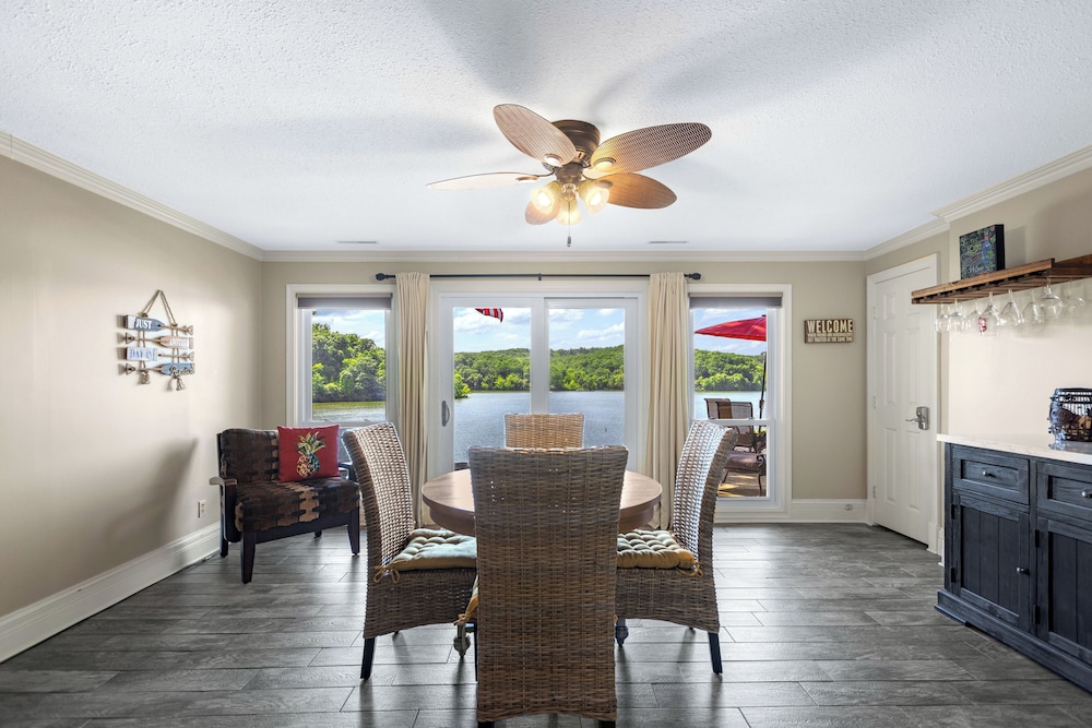 Lakeside Oasis Room for 12!