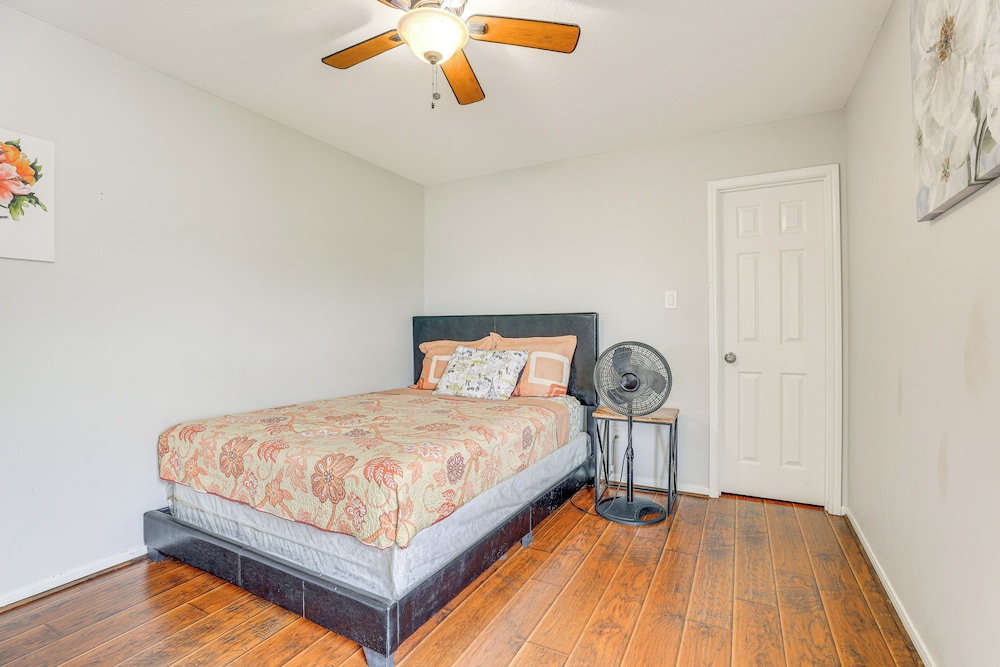 Covered Patio & Yard: Family Home in Katy