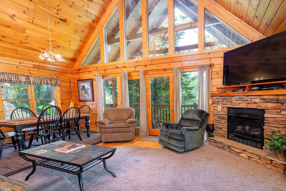 Hot Tub & Game Room: Log Cabin 2 Mi to Ripleys!