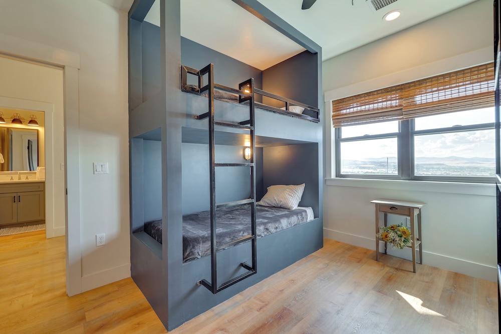 Nat'l Forest Access & Mtn Views: Family Eagar Home