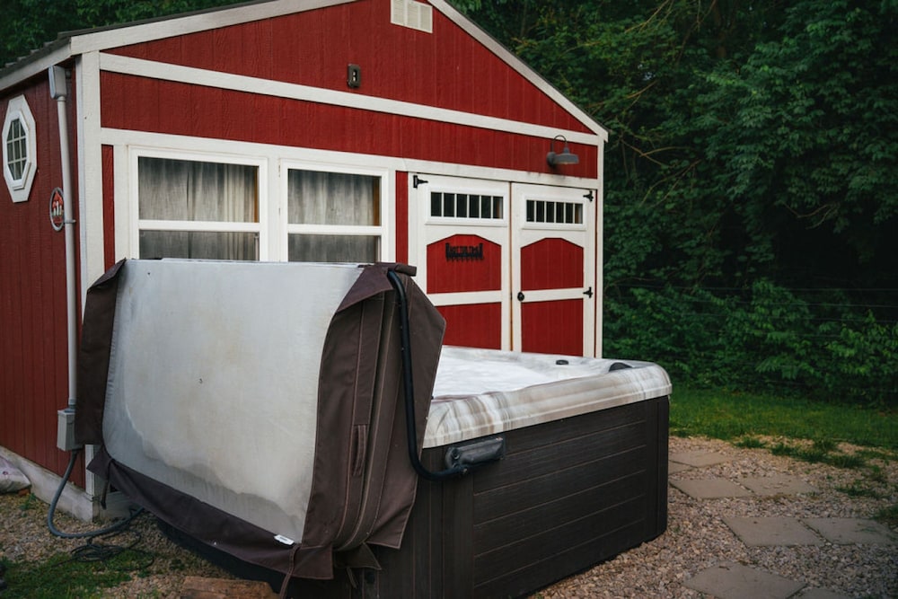 Ruby s Red Cabin Hot Tub Nature Horses Indy