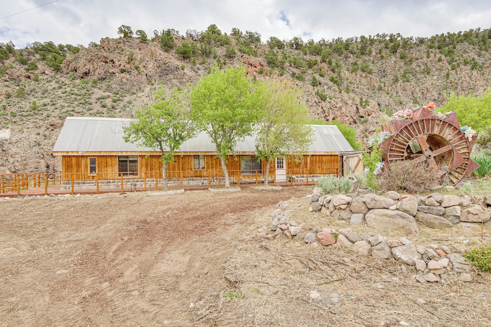 Creekside Cabin w/ Deck & Views in Panguitch!