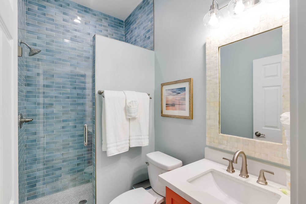 Steps to Coast: Gorgeous Beach House in Galveston