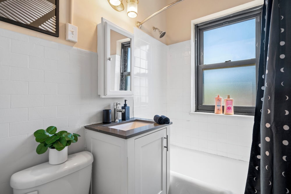 Modern 1BR - Kenwood 501