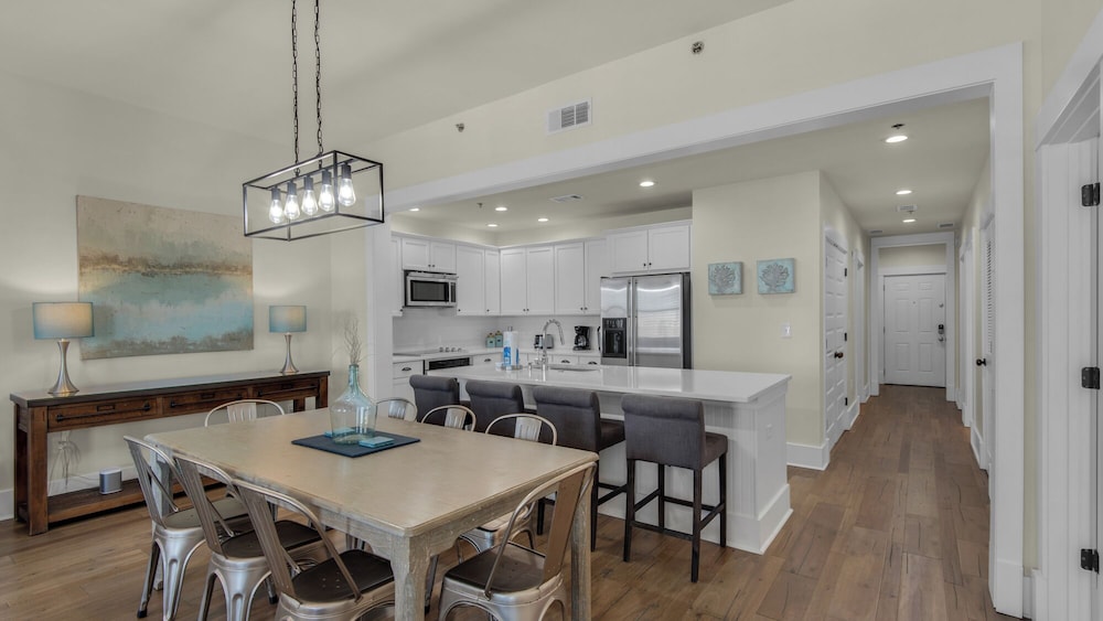 Coastal 3BR Condo With Pool & Shuttle : Snowbird Friendly!