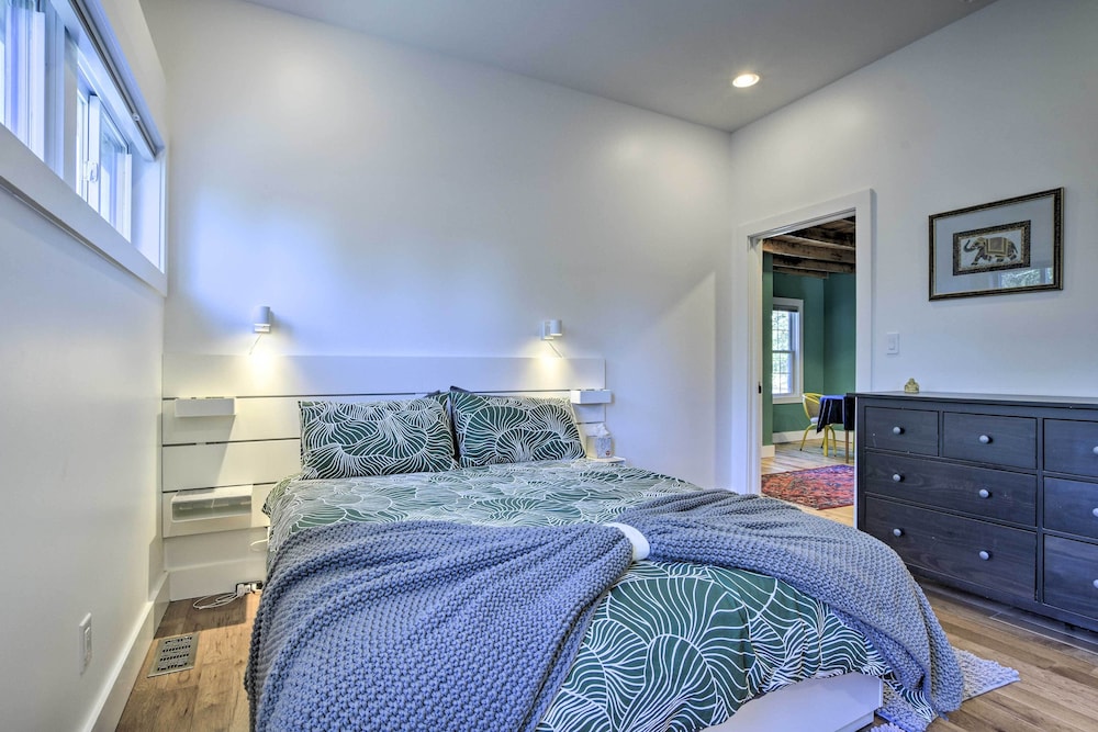 Renovated Carrboro House With Deck & Fire Pit! view 2