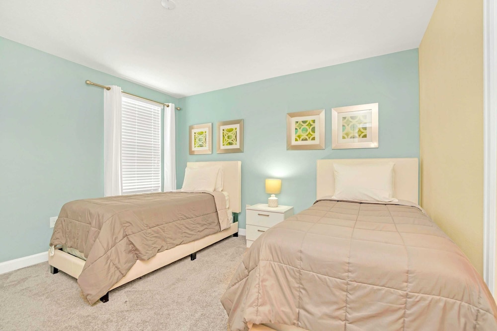 Upstay: Spacious Championsgate Home w Pool & Games