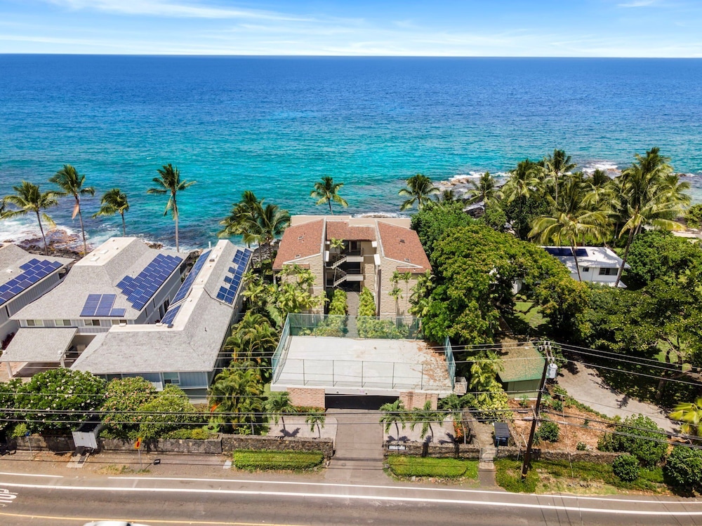 Oceanfront Elegance 2BR w/ Panoramic Views, Pool, Lanai + Concierge - Vrkcv