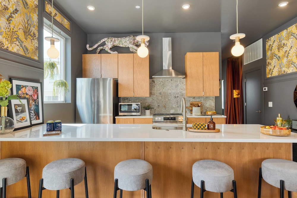 Colorful 4BR w/ Artful Design, Dining & Easy Access to Broadway The Bloom House by Avantstay