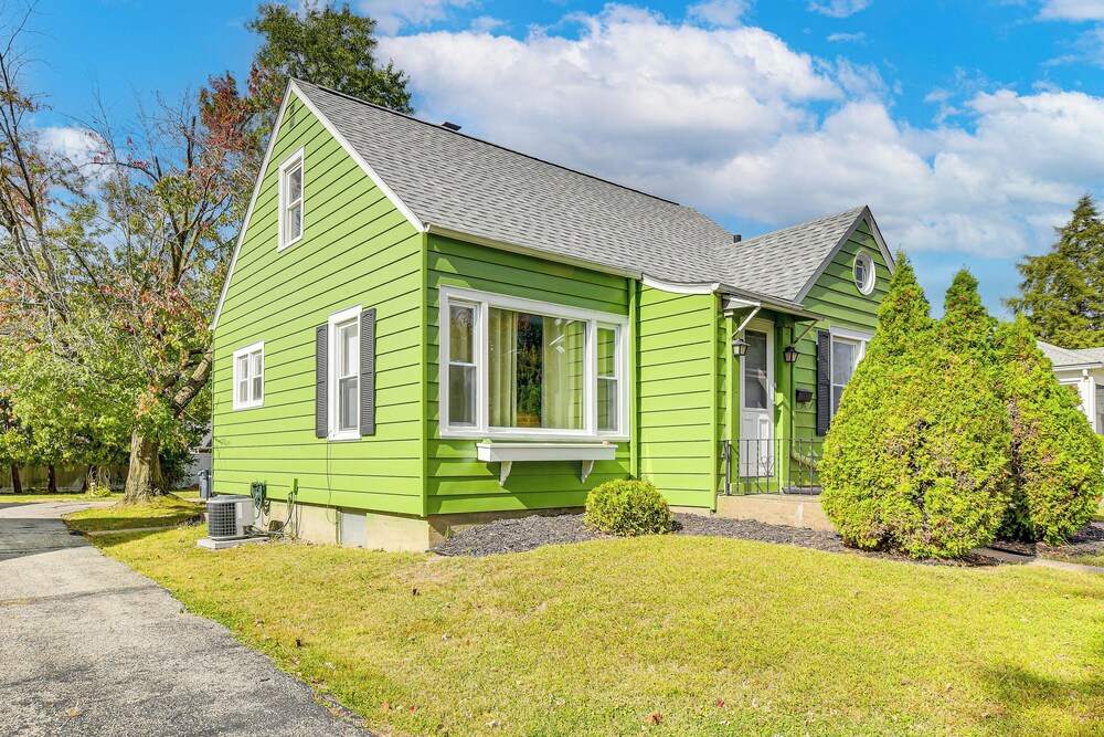 1 Mi to Dtwn Burlington: Modern Home w/ Yard!