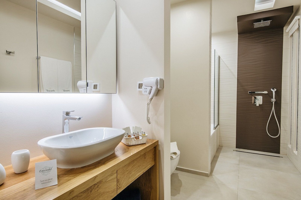Emerald Villas & Suites
