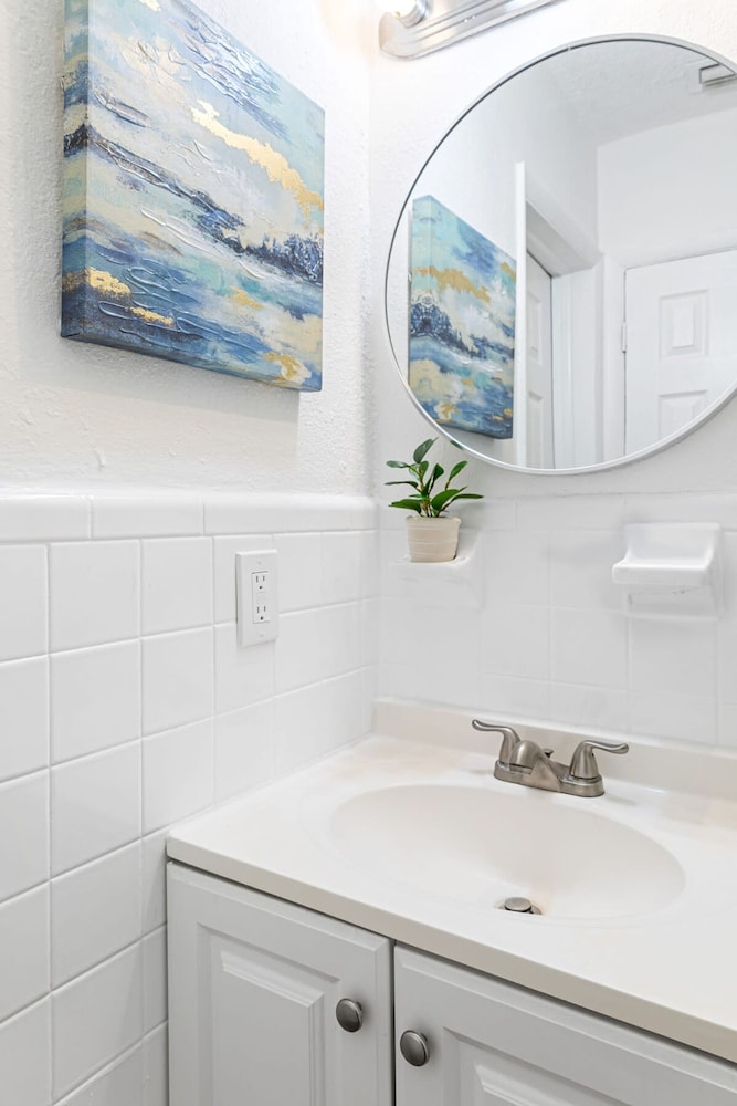 Beautiful 2 BR Apartment - Bright and Spacious