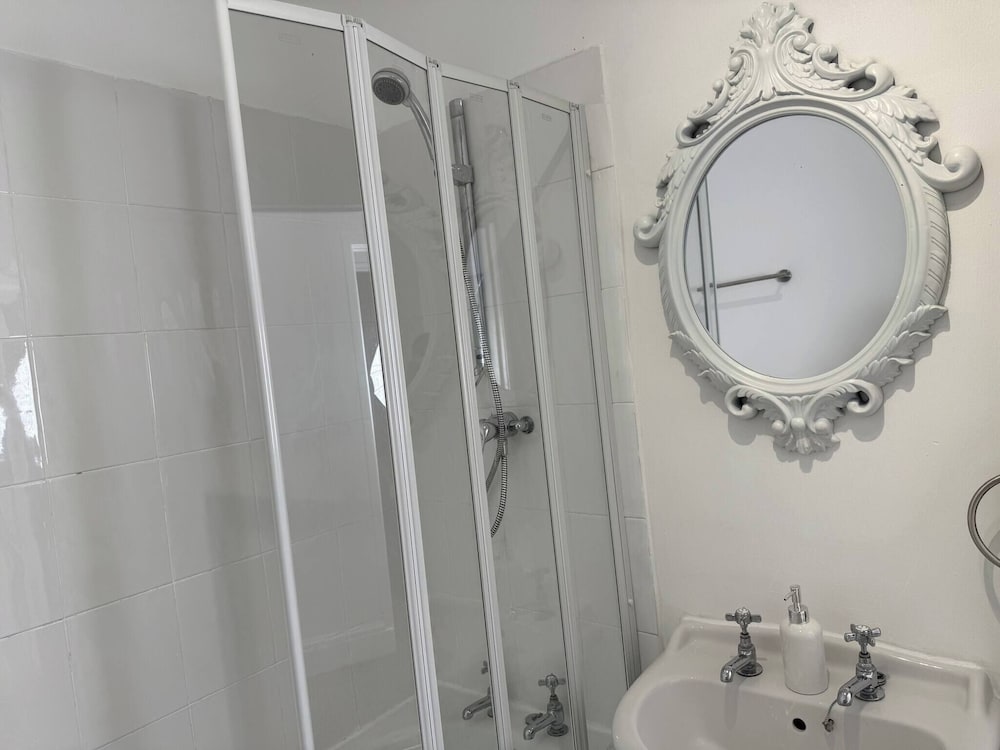 Urban Calm Spacious 3-bed Home With Free Parking