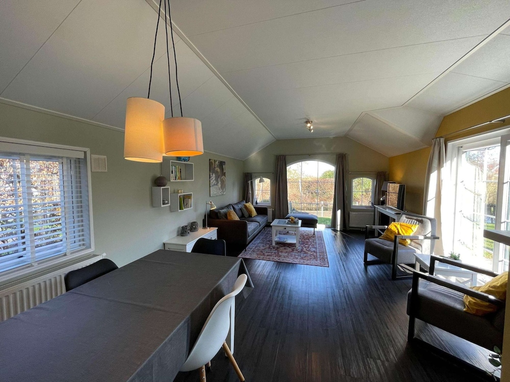 Tranquil Lakeside Stay for 4 Guests