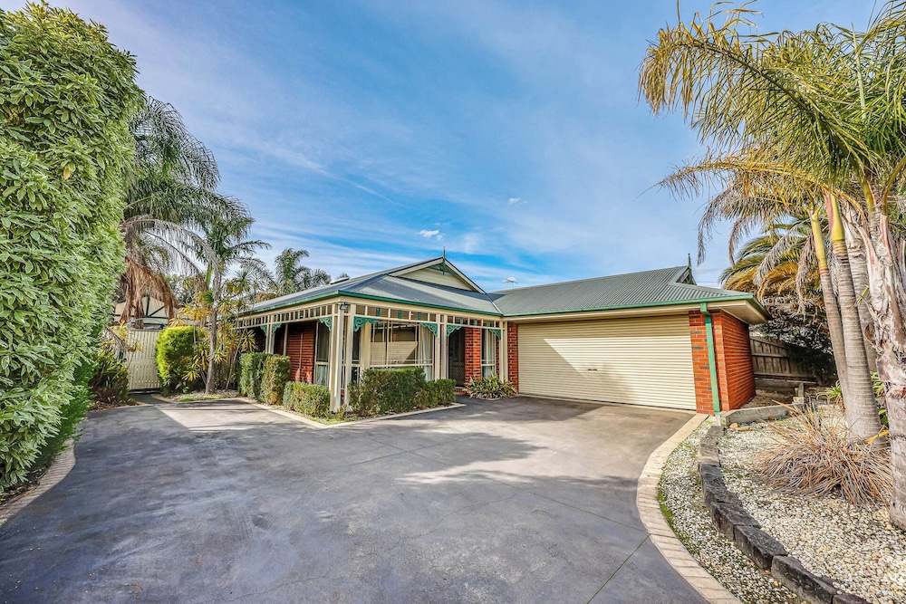 StayAU Family Retreat w/Pool Table in Cranbourne