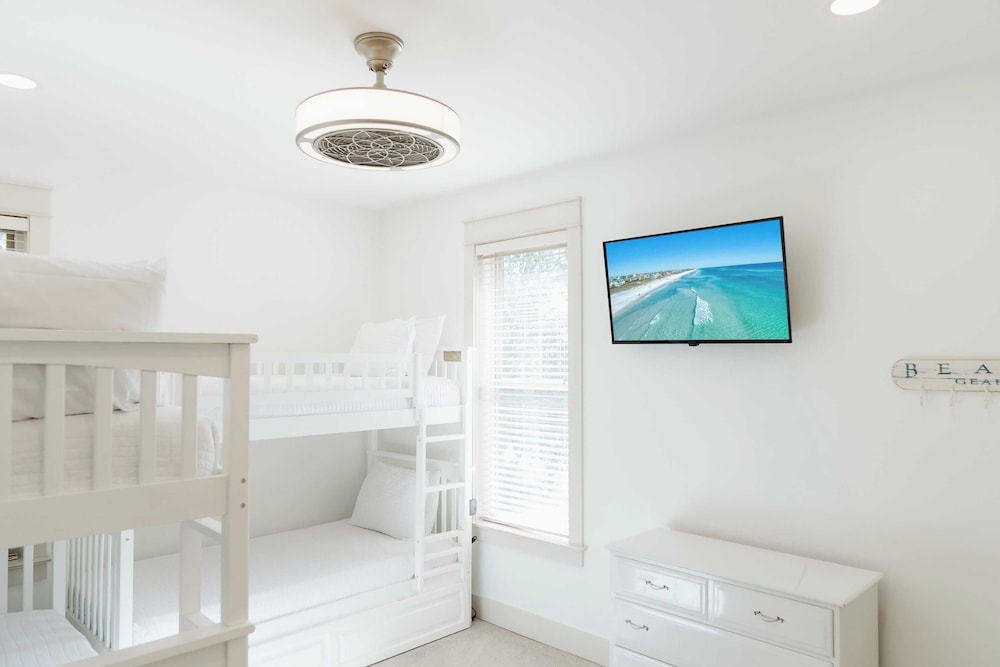 5 Mins to Beach, Shared Pool, Covered Deck, Bikes Heron Cottage by Avantstay