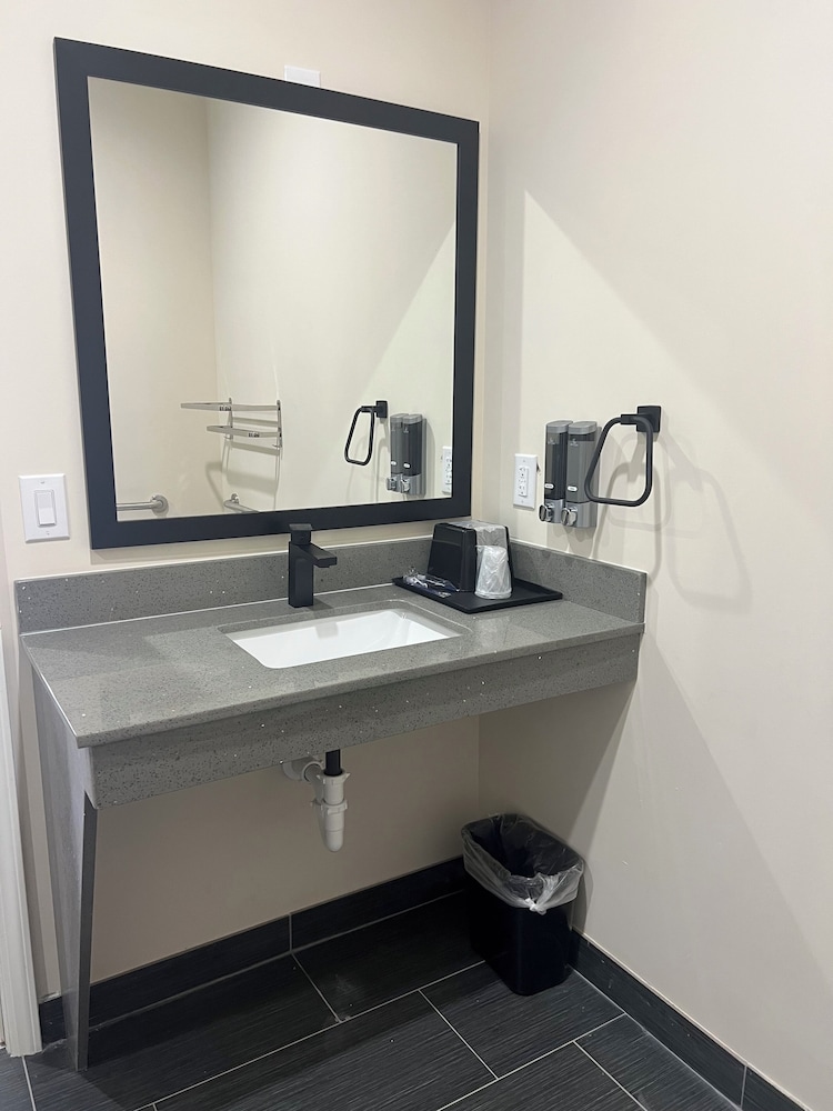 Elite Inn & Suites