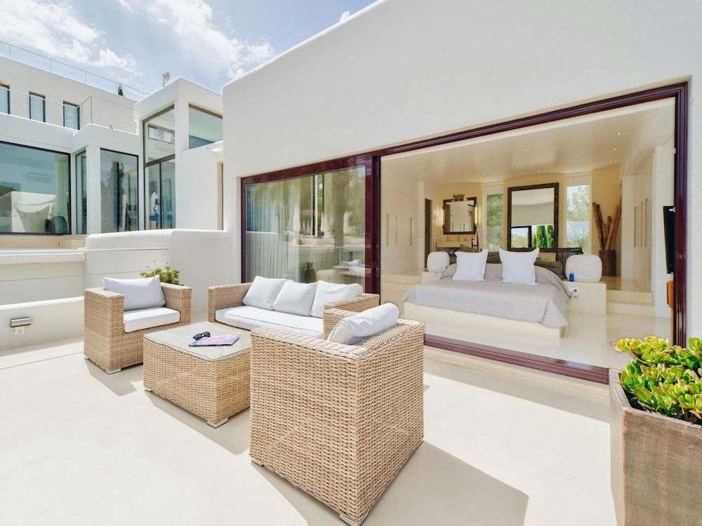 Holiday Home With Stunning Infinity Pool