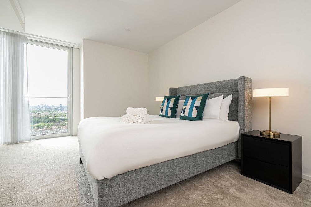 Spectacular Three-bedroom Apartment With City View