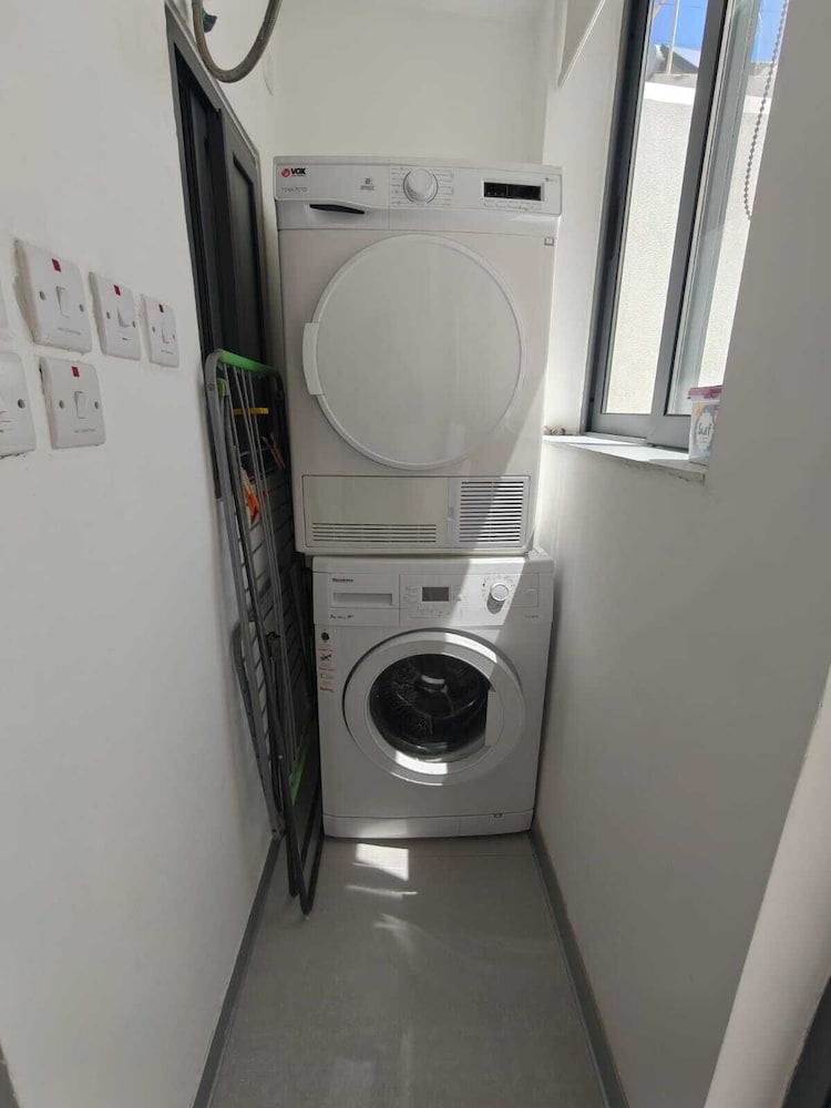 Twin Room with Laundry in Pembroke