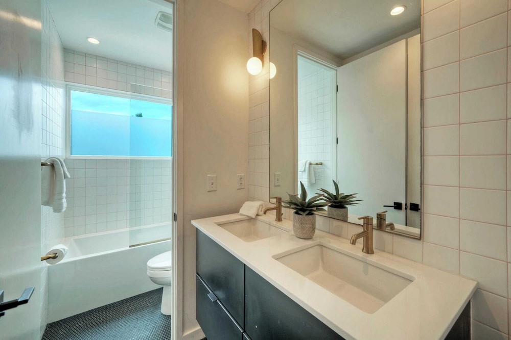 Sleeps 20 2 Modern Homes w/ Private Pool, Deck+patio 3-min Walk to the Beach