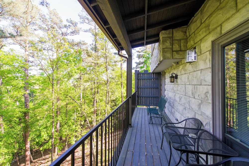 Eureka Springs Treehouses, Hobbit Caves & Castles