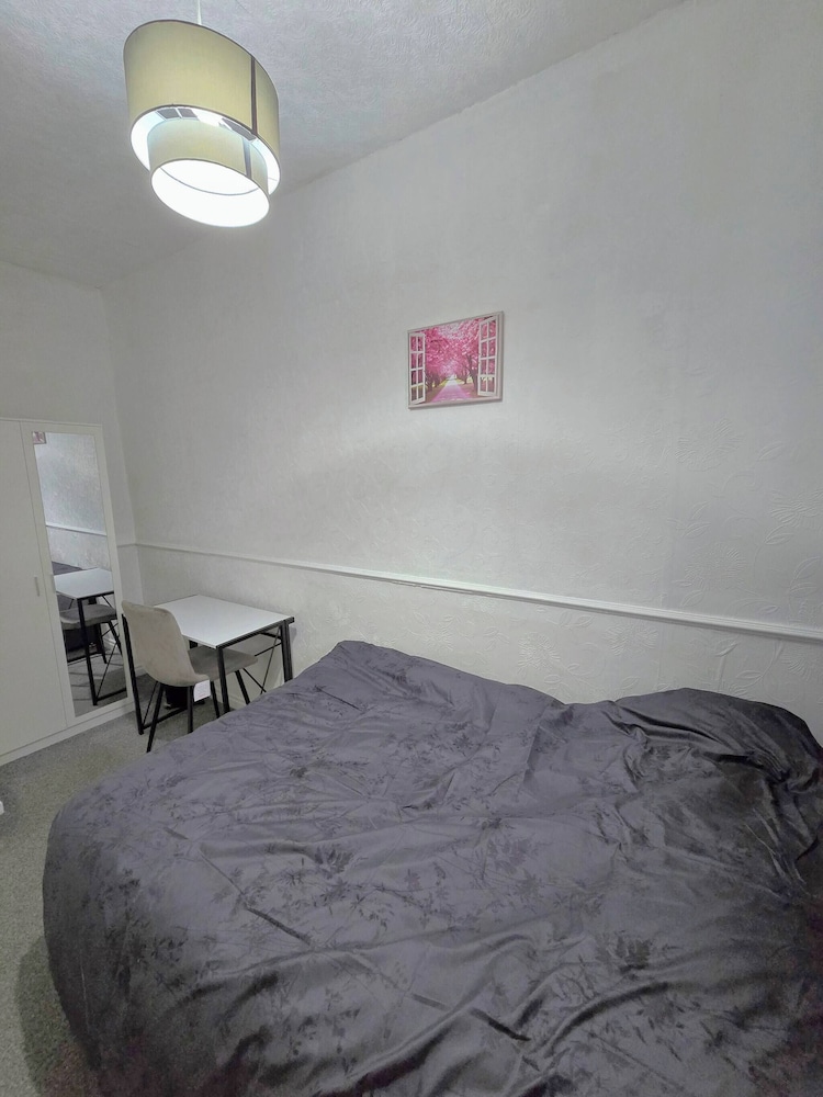 3 Bed Home Free Wifi & Netflix Central Location