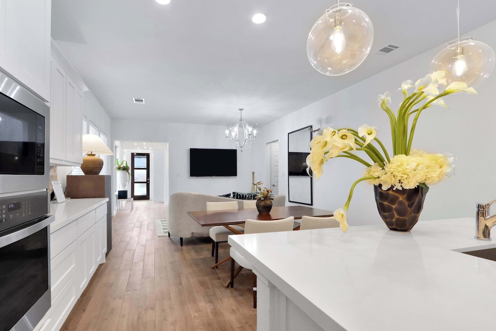 Legacy Haus Modern Stay for 8!