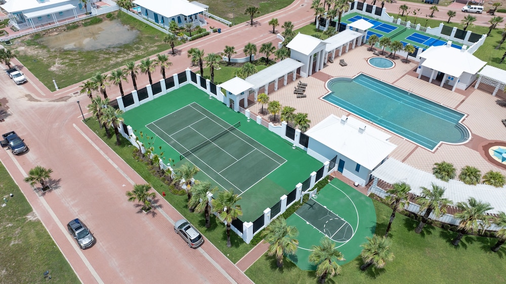 The Scarlett - Private Home At The Shores 3 Bedroom Home