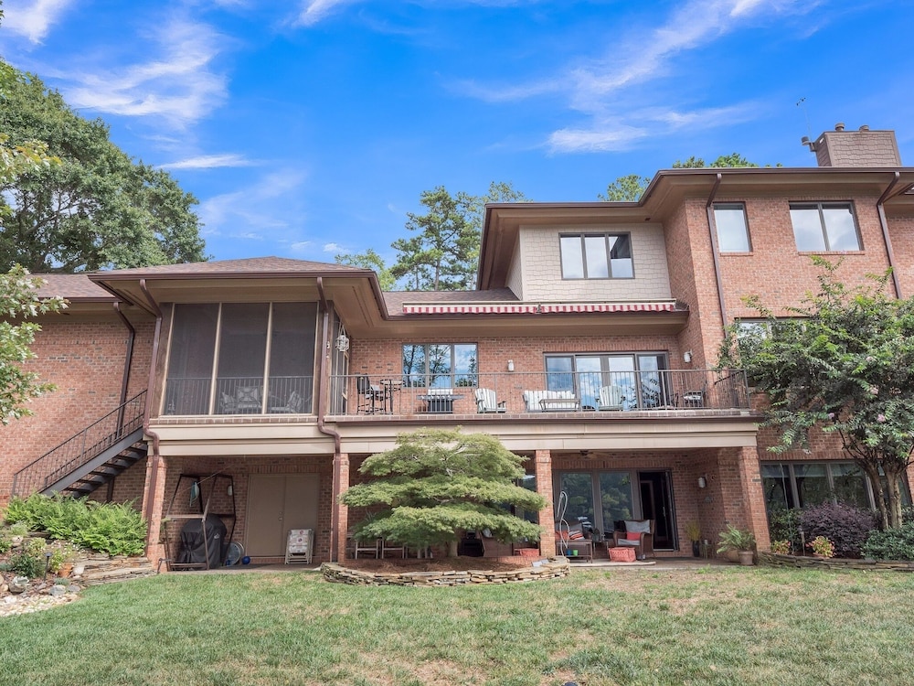 Extraordinary Lake Front Home With Boat Dock , Private Deck And Fire Pit 3 Bedroom Home by Redawning view 5