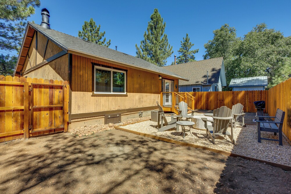 Near Slopes & Shores: Pet-friendly Sugarloaf Gem