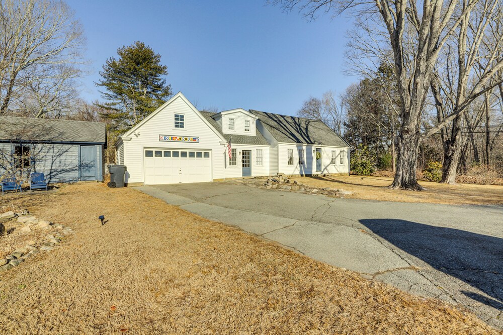 3 Mi to Dtwn: Mystic Getaway w/ Deck & Grill!