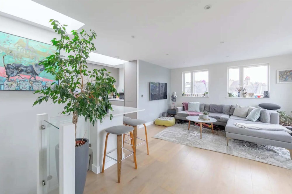 Sleek & Spacious 2BD Flat - Clapham
