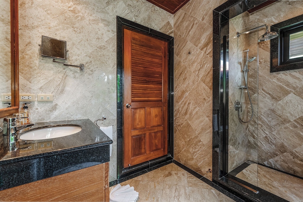 Naiharn 4br Private PoolVilla near Beach