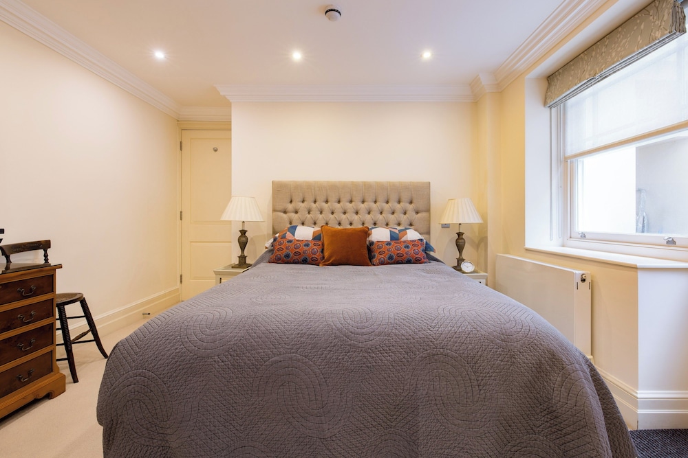 Large 3-bed 5-guest 1841 Duplex House Paddington