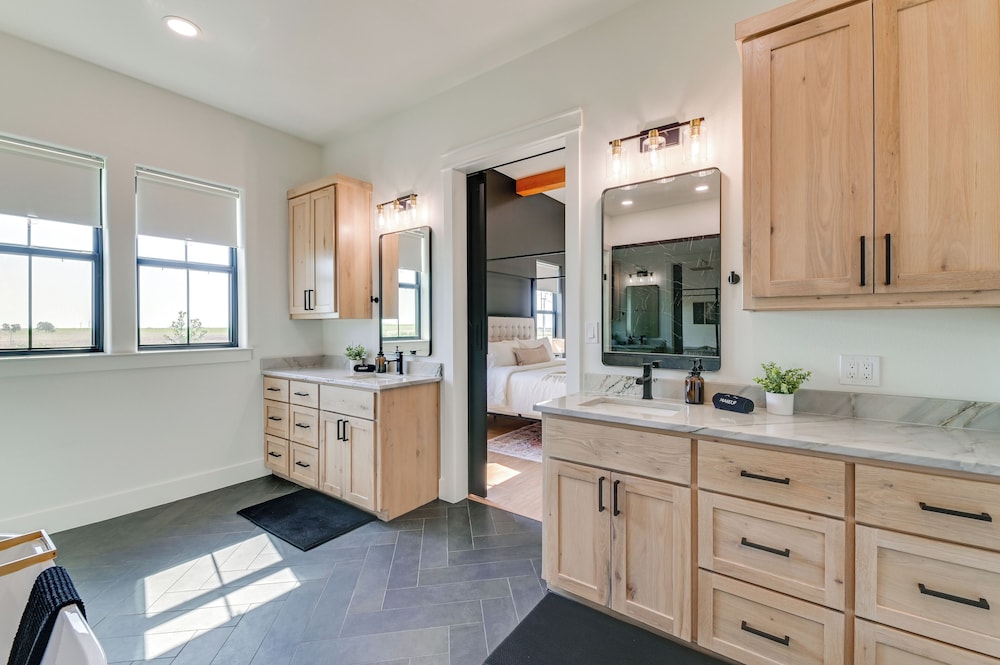 Rural Home w/ Hot Tub < 7 Mi to Winery & Golfing