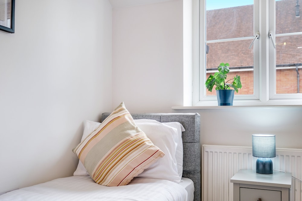 Foxherne 6 Bed & 3 Bath Serviced Hse -20