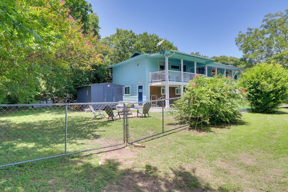 1 Mi to Dtwn + Fenced Yard: Georgetown Getaway!