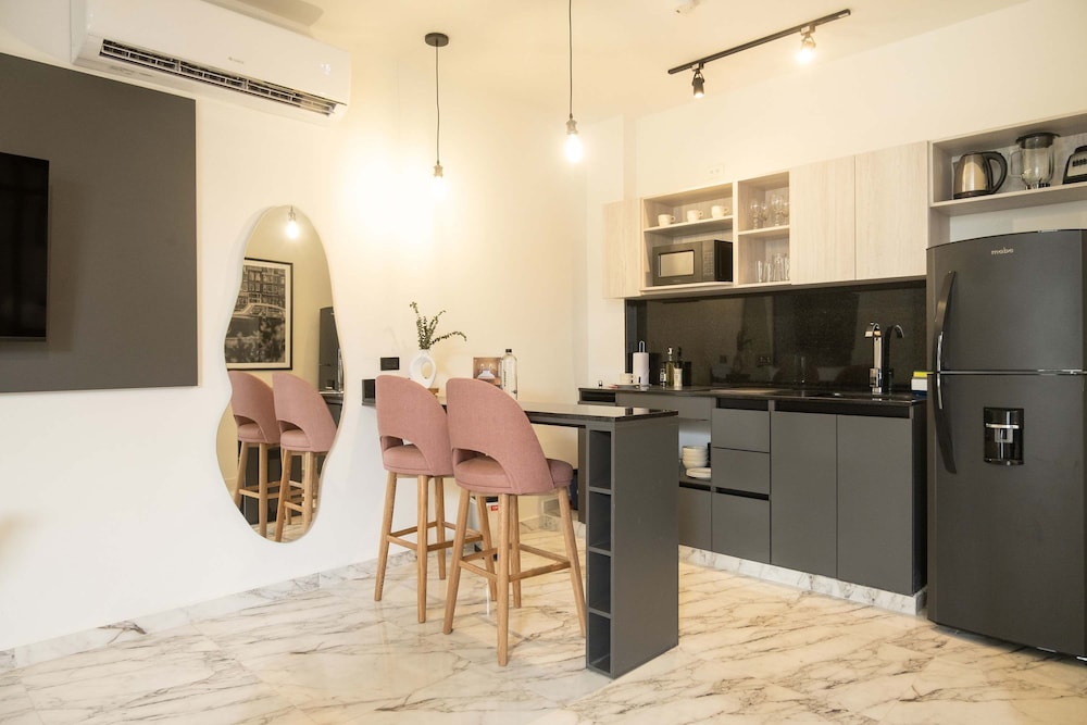 w Lovely 1BR w AC Near Ciudad Amurallada
