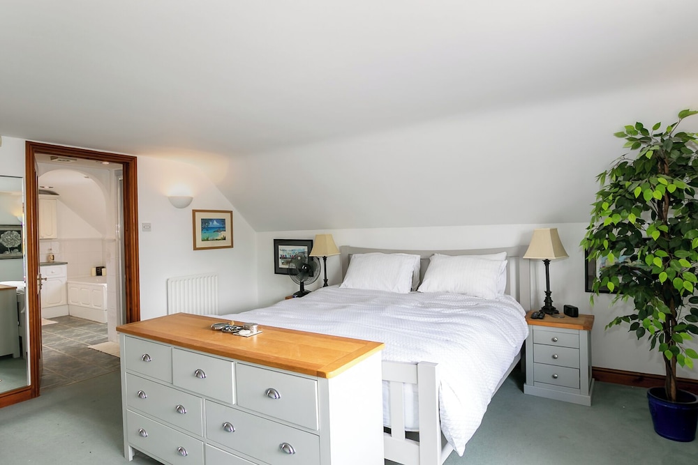 Lovely 5BD Home with Cinema & Games Room