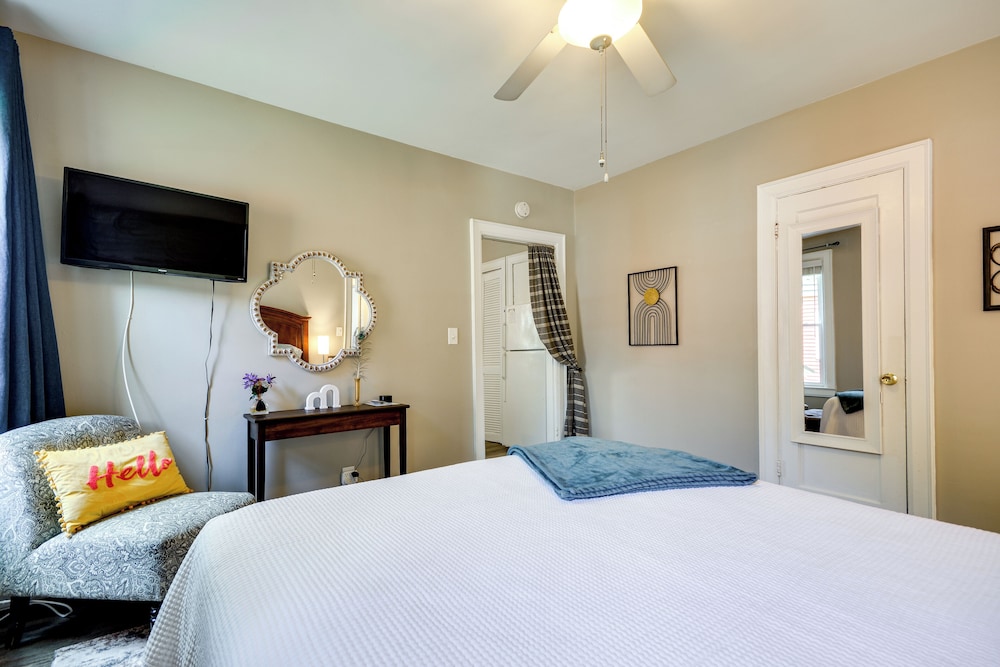 Walk Downtown: Inviting Apartment in Greensboro!