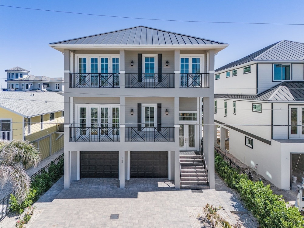 260 Coastal Luxe Retreat: 5bd/4.5ba, Pool & Spa, Water Views 5 Bedroom Home