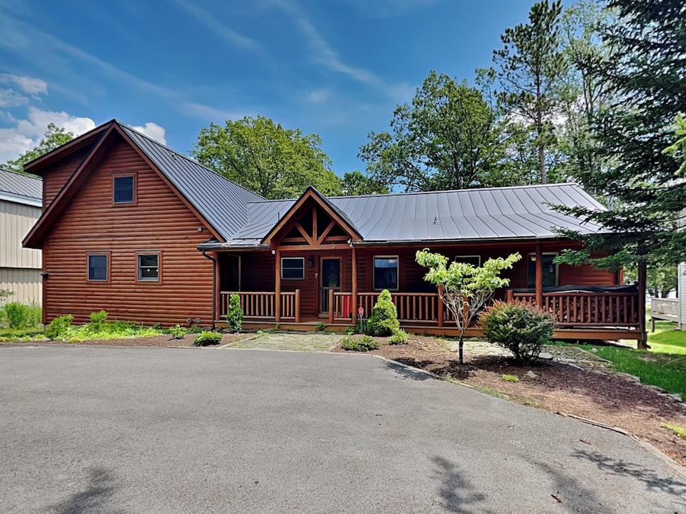 Crow's Point Lakehouse by Taylor Made Deep Creek